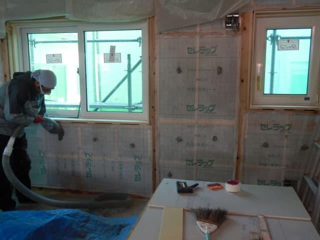 断熱材に使うセルローズファイバー