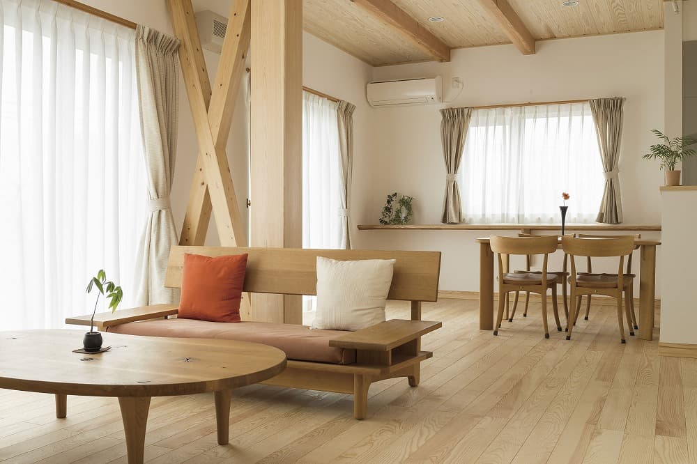 すだれ天井の和室と吹き抜けが調和する住まい