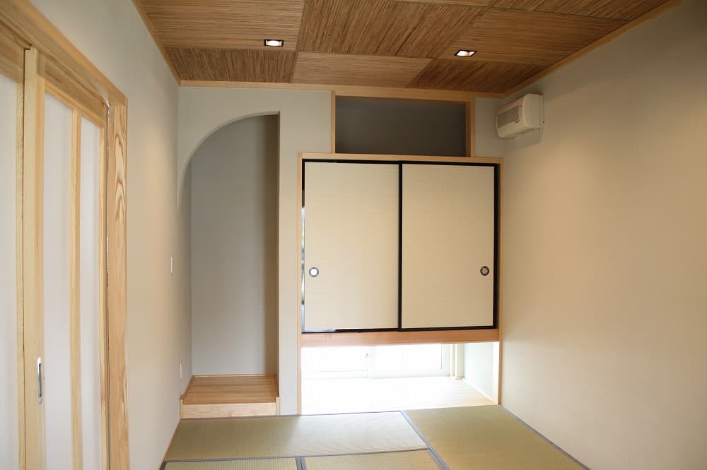 ロフトと吹き抜けが広がる、木の温もりに包まれる住まい