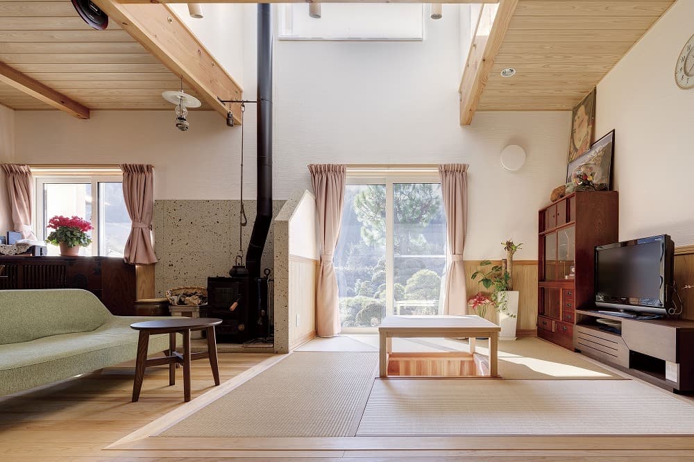 自在鉤と網代天井が印象的な、木の温もりに包まれる住まい