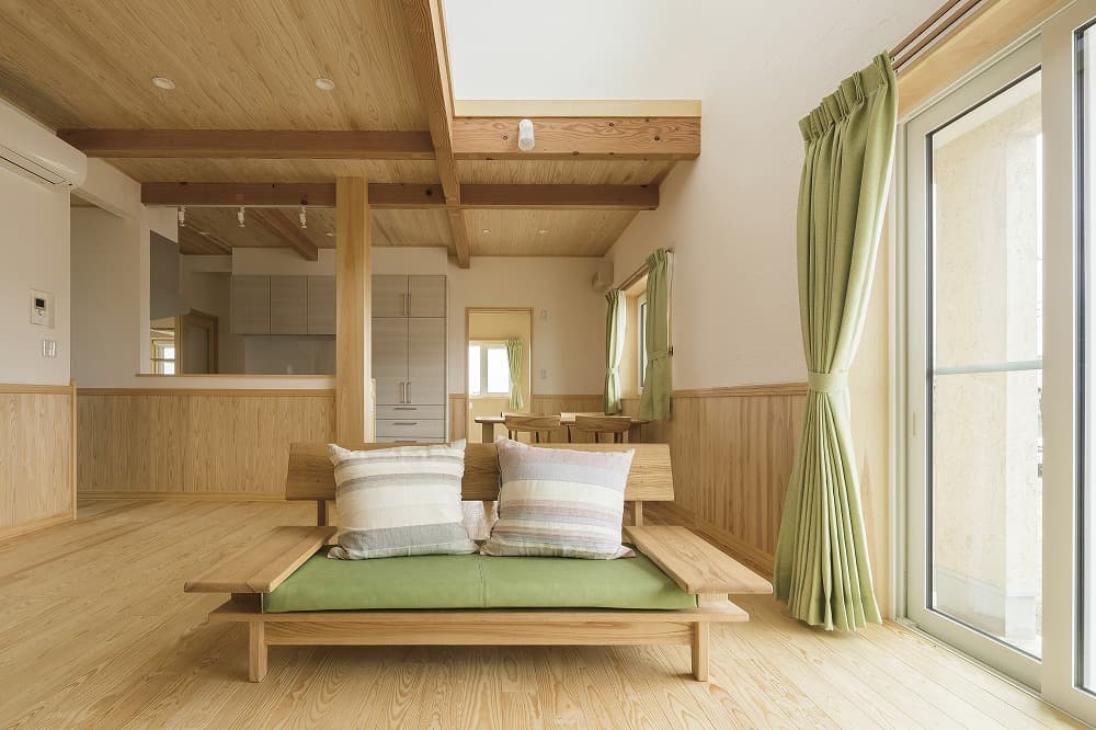 セージグリーンの壁とすだれ天井が印象的な和室のある住まい