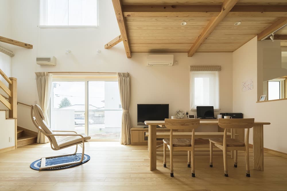 ラウンジチェアとワークスペースが一体となった多機能LDKの家