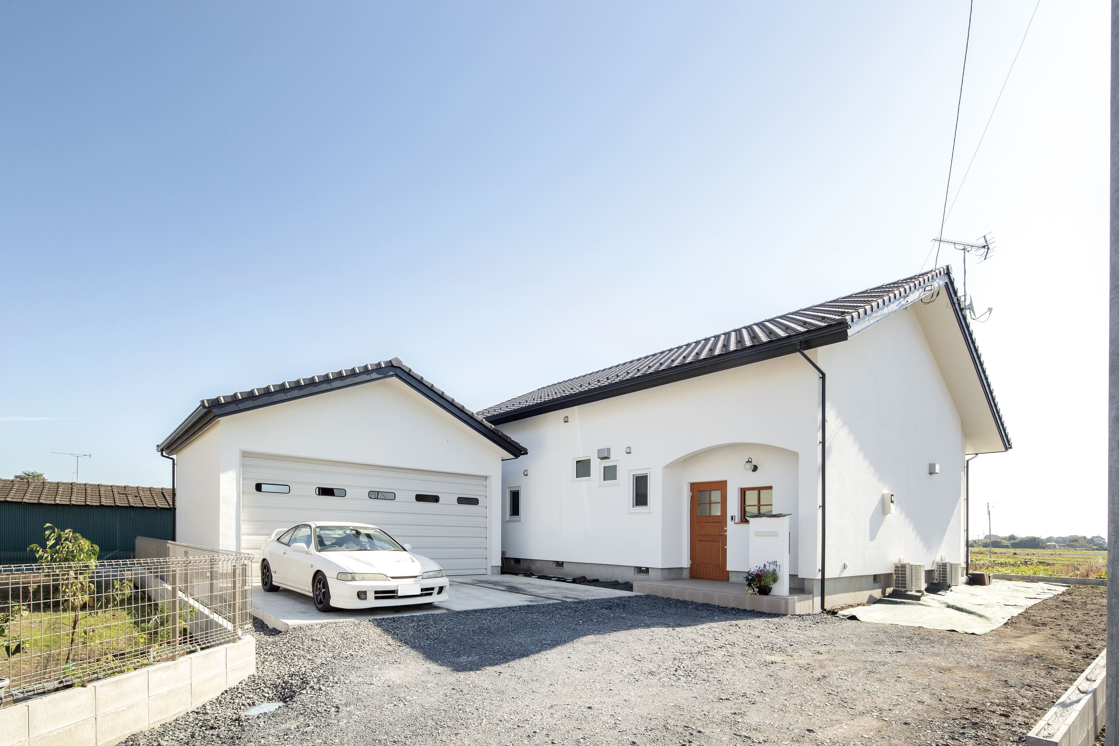 構造美と実用性が調和するステンレスキッチンのカーボンニュートラルハウス