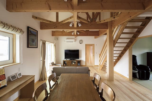 大容量のオープンシェルフが整然と並ぶ、実用的な収納空間