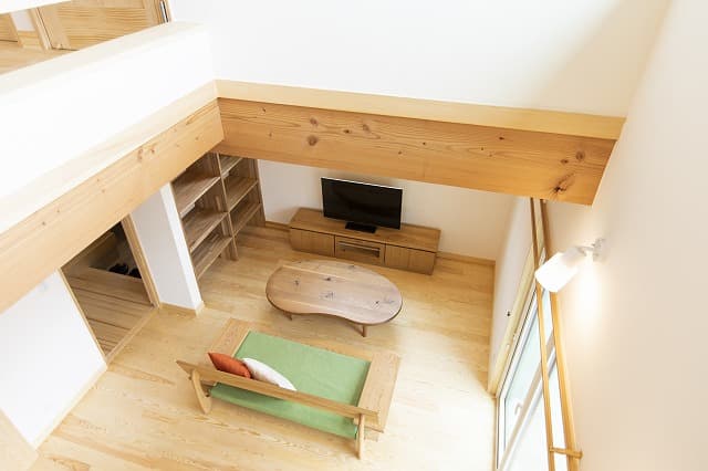 天窓が光を導く、可動式オープンシェルフが整然と並ぶ住まい