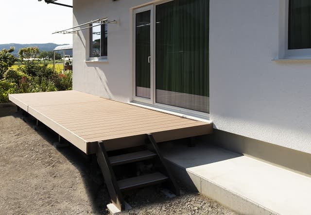 ウッドデッキが広がる、田園風景のある家