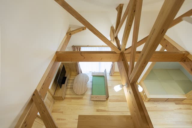 腰高の木製パーティションで仕切る、開放的なダイニングキッチン