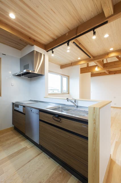 素材の特性を活かしたエアコンに頼らない温熱環境の家