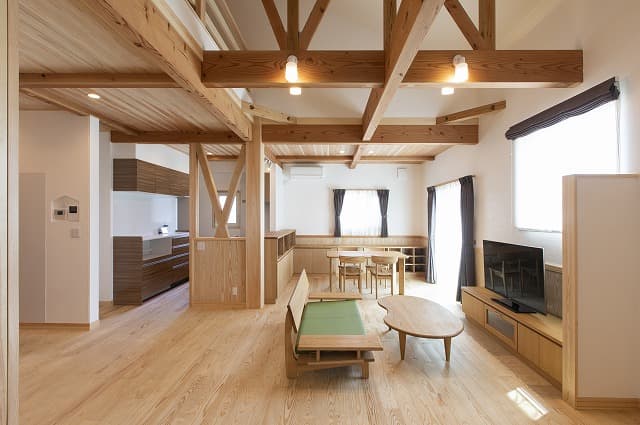 自然素材の力で快適性を実現 ─ 無垢材・漆喰・畳が調和する家