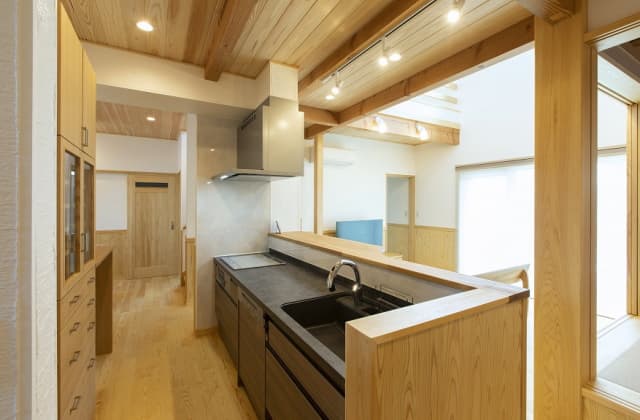 構造美と採光設計が調和する空間の広がりを感じる家