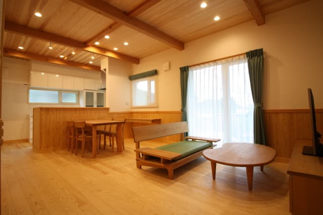 木製家具で統一されたシンプルで機能的なナチュラルハウス