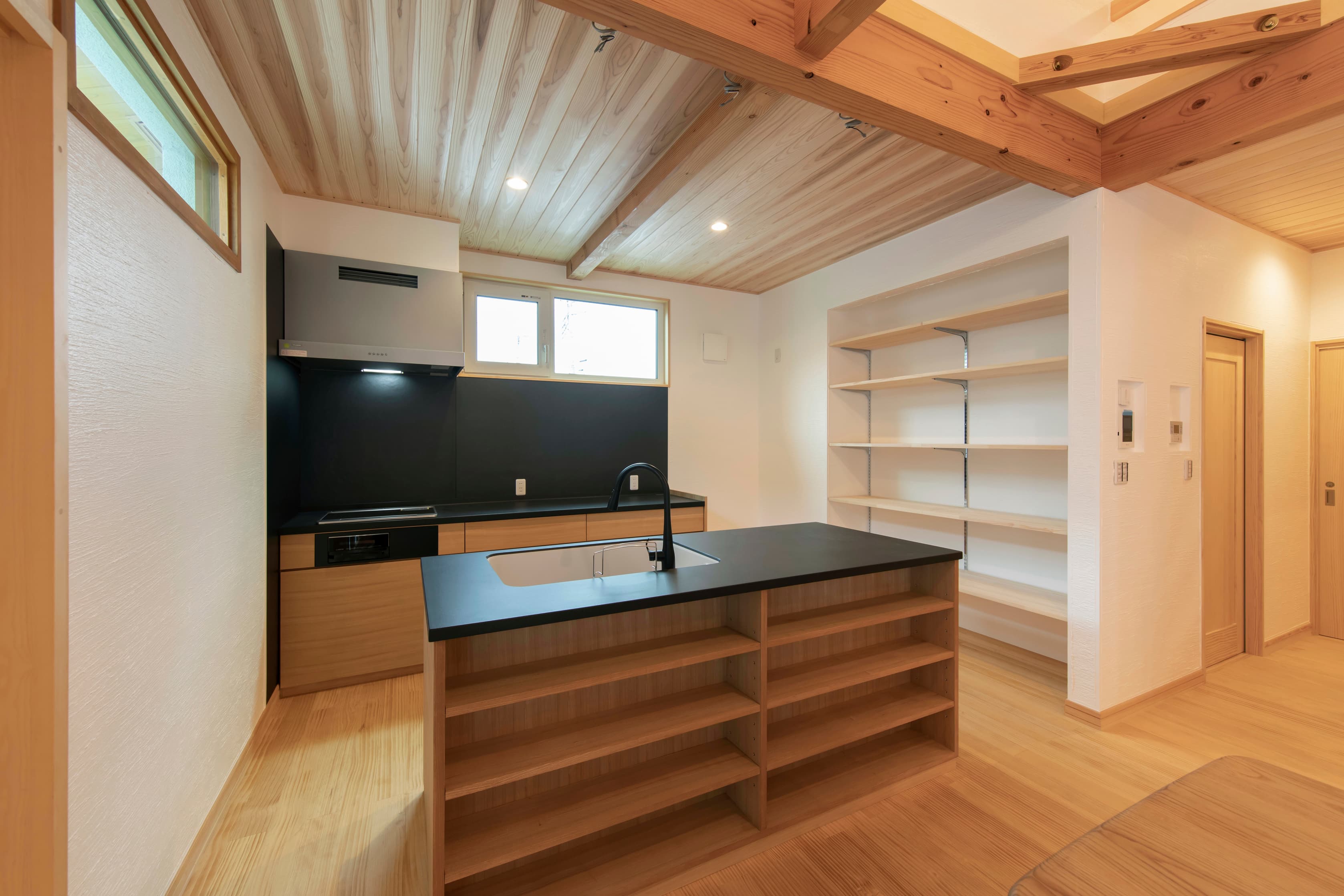 素材のコントラストが美しい個性的なモダン住宅