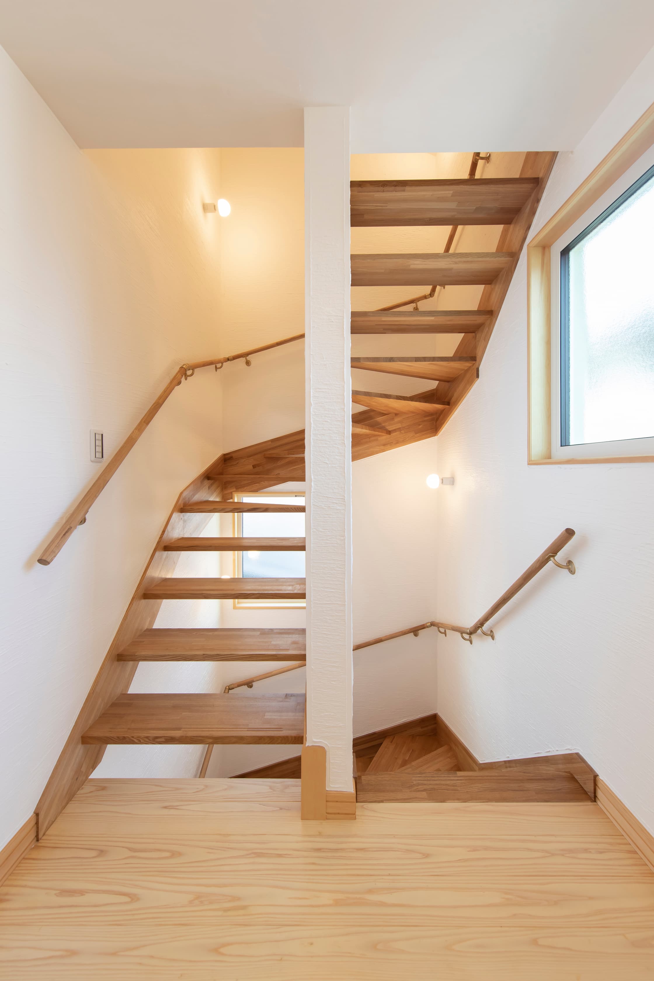 天窓から光が降り注ぐ、家族のための住まい