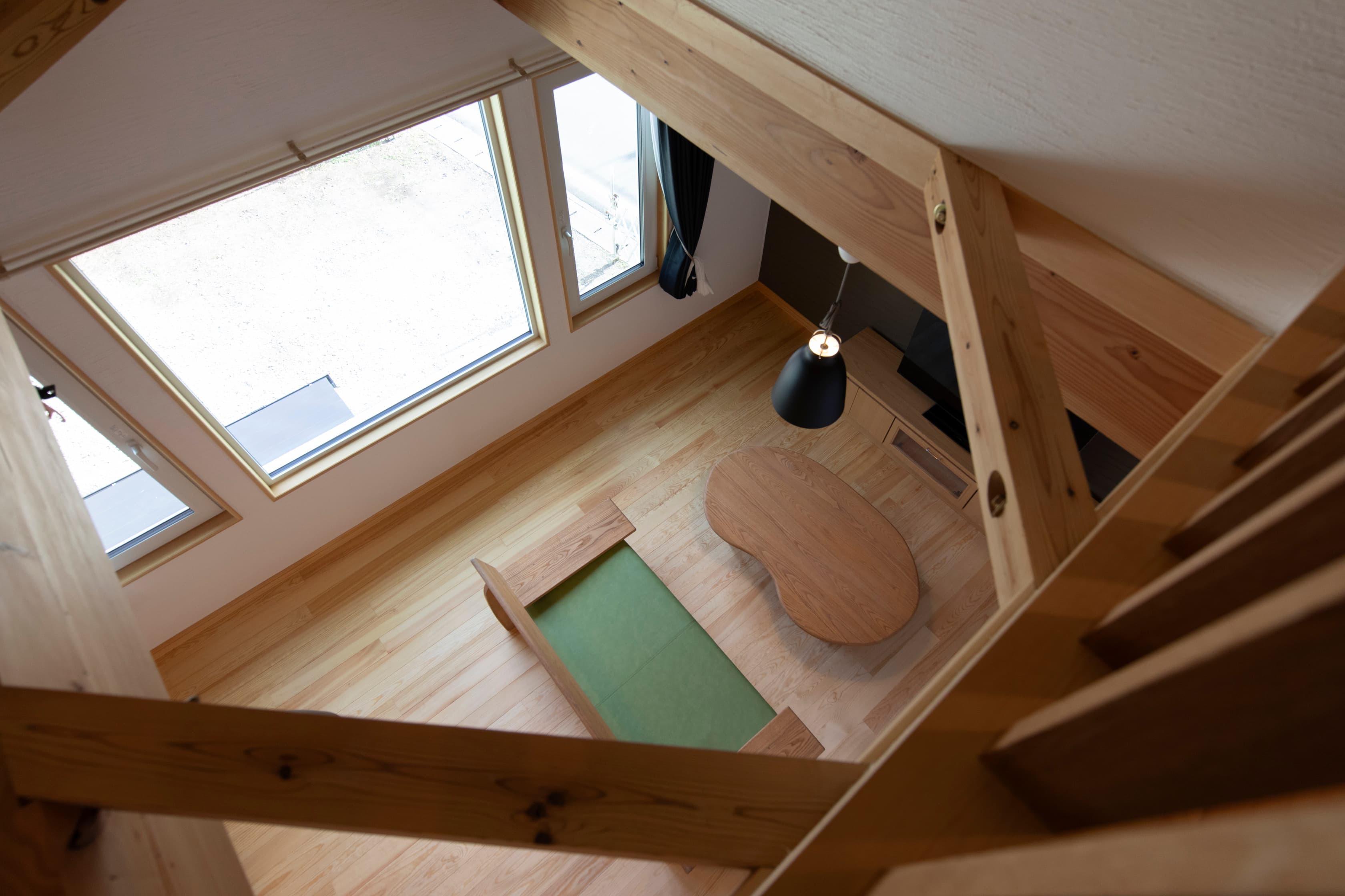 和モダンの要素と自然素材が融合する、多様な空間を備えた家