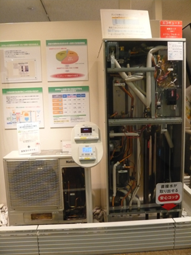 エコキュートと電気給湯器のシースルー状態です。