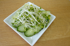 かいわれ大根ときゅうりのサラダ