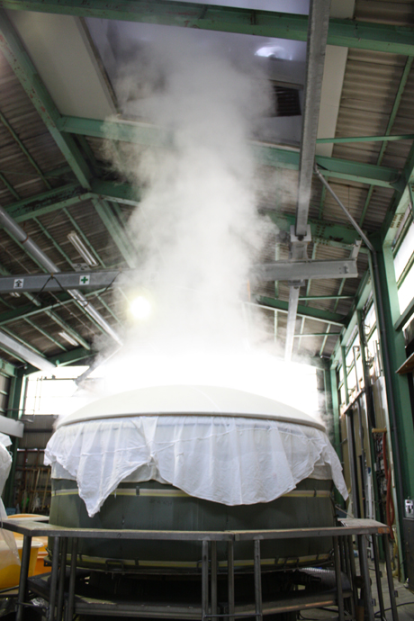 お米を蒸している釜です。