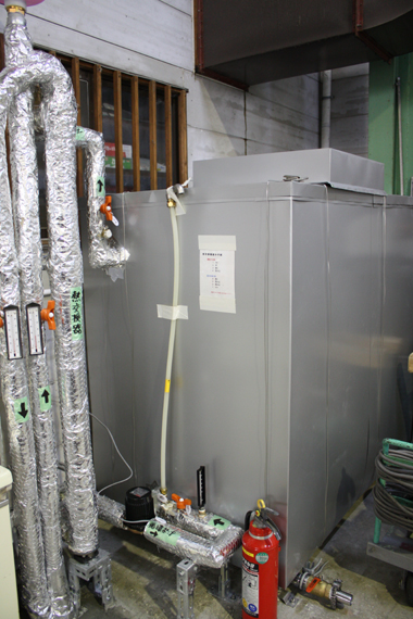 釜のお湯をタンクの中に入れて熱交換をします。