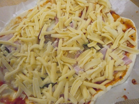 チーズを乗せて焼き上がりを待ちます