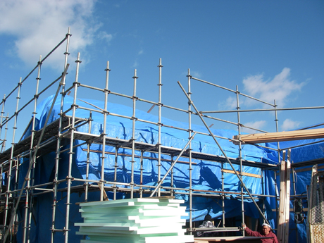 ブルーシートで覆われた現場