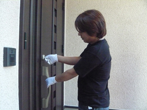 玄関での鍵の確認