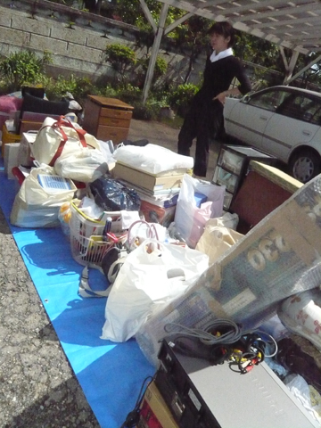 シートの上に並んだ荷物