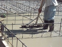 生コンの表面を平らに