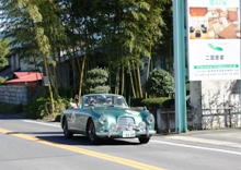 本社前を通り過ぎる緑のクラシックカー