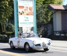 二葉産業本社前の白いクラシックカー