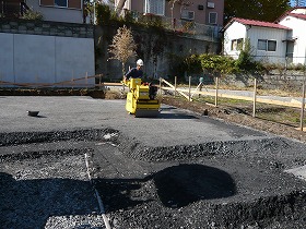 転圧機で採石を締固め