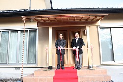 弊社社長とテープカット