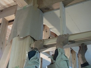 大黒柱に鴨居をはめる