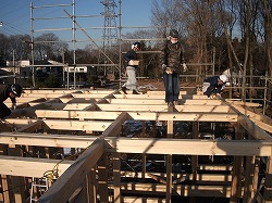 梁部に乗っての作業中