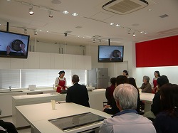 出来上がる料理に注目