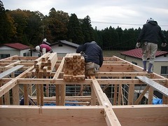 工場でプレカットされた材料は下部部材を上にして、組み立てる順番に併せた形で積まれます。