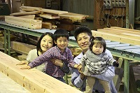 棟木の前で記念写真