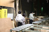 夜の自社木材工場