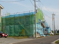 ブルーシートで覆われた家