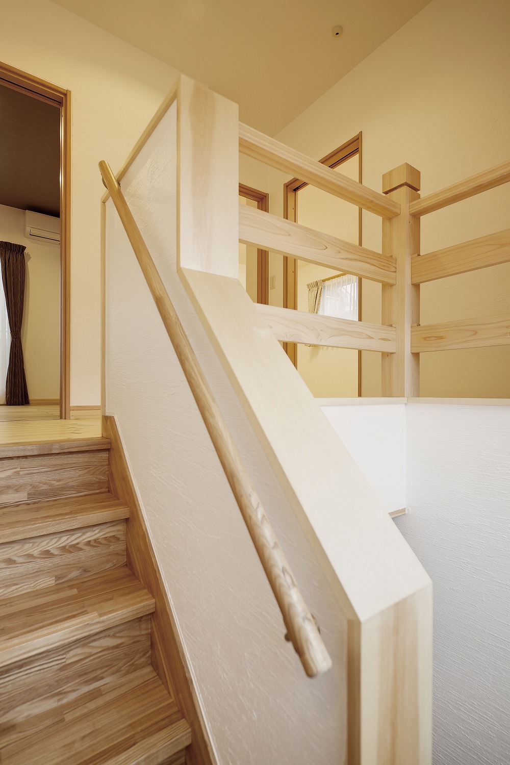 天然木の風合いを活かした、家族が集う吹き抜けリビングの家 - photo 5