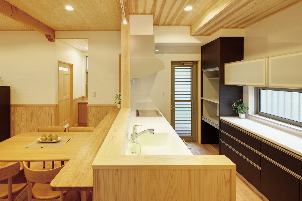 天然木の風合いを活かした、家族が集う吹き抜けリビングの家 - photo 6