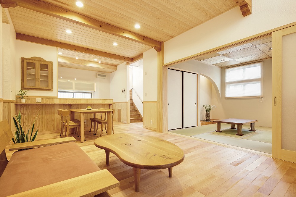 天然木の風合いを活かした、家族が集う吹き抜けリビングの家 - photo 7