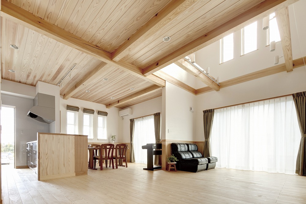 統一感のある造作建具で、木の温もりに包まれる住まい - photo 1