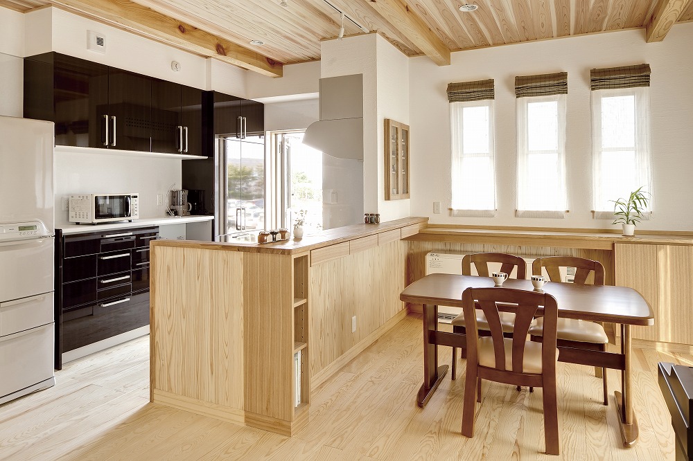 統一感のある造作建具で、木の温もりに包まれる住まい - photo 2