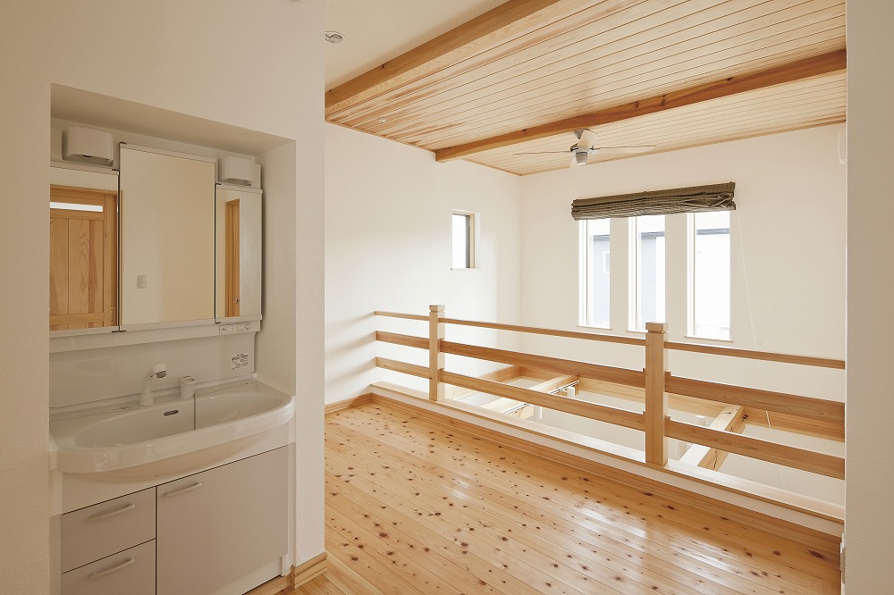 統一感のある造作建具で、木の温もりに包まれる住まい - photo 3