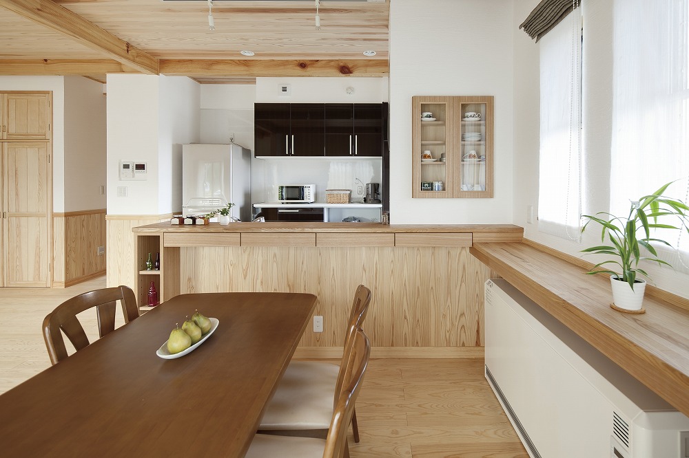 統一感のある造作建具で、木の温もりに包まれる住まい - photo 4