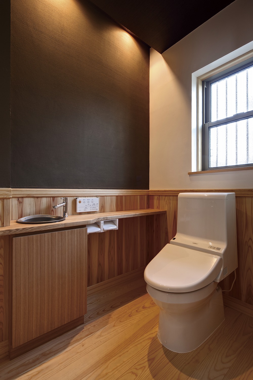 統一感のある造作建具で、木の温もりに包まれる住まい - photo 5