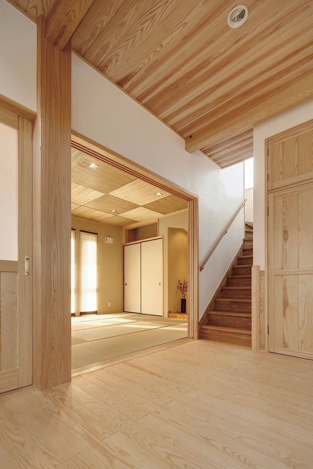 統一感のある造作建具で、木の温もりに包まれる住まい - photo 7