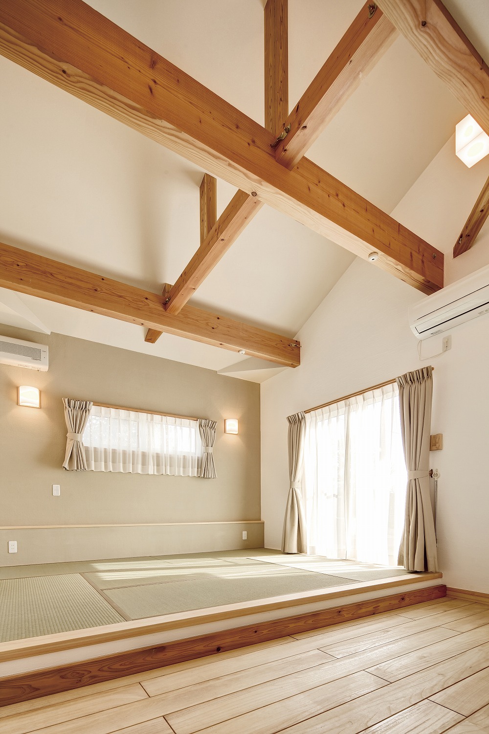 ダークブラウンの梁が映える、モダンシックな平屋住宅 - photo 3