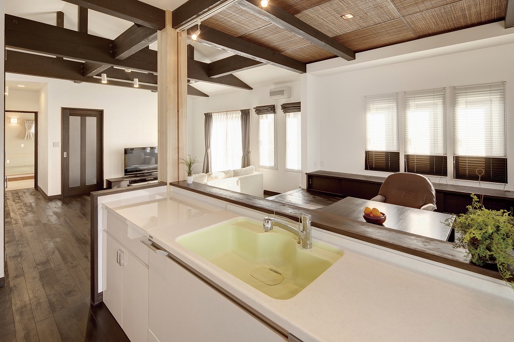 ダークブラウンの梁が映える、モダンシックな平屋住宅 - photo 4