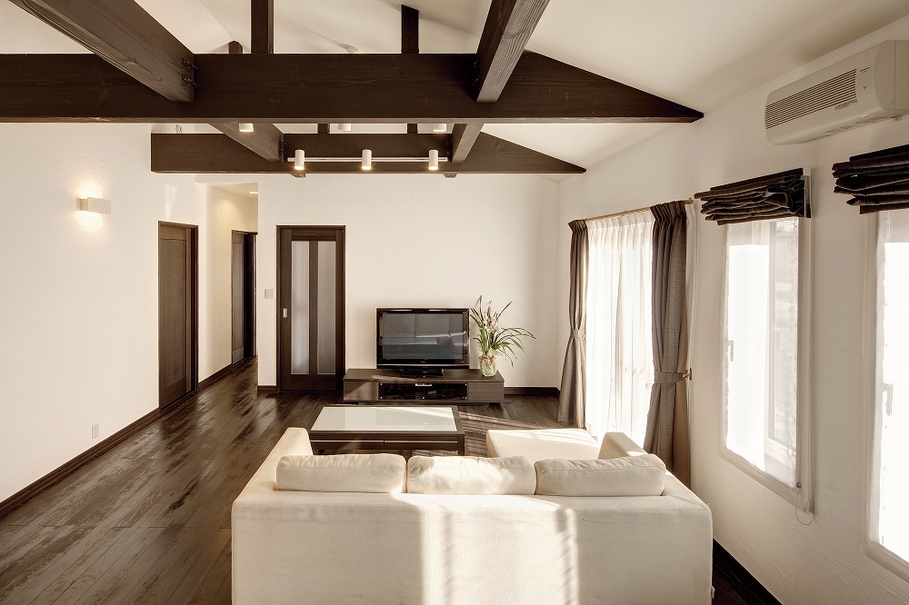 ダークブラウンの梁が映える、モダンシックな平屋住宅 - photo 5